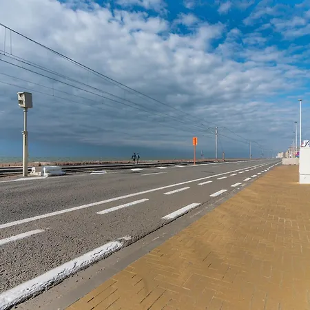 In With Stunning Sea Views, Cleaning Included Apartamento